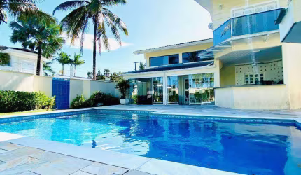 CASA COM 04 DORMITÓRIOS CONDOMÍNIO ACAPULCO