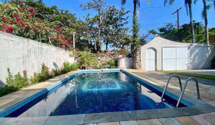 Casa á venda e  aluguel na Praia de Pernambuco - Guarujá/SP