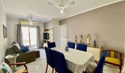Apartamento dois quartos reformado perto da praia.