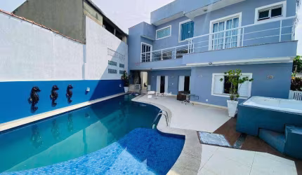 Casa à venda na Praia da Enseada no Guarujá/SP.