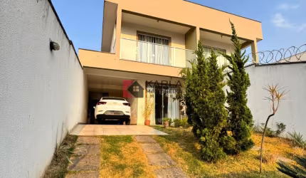 CASA COM ARMÁRIOS NO BAIRRO LUNDCEA!!