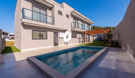 Casa nova com 04 amplas suítes, terreno amplo com piscina e 04 vagas de garagem!