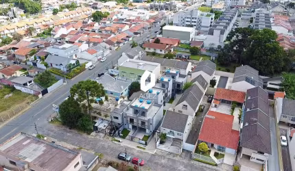 Sobrado em condomínio fechado no Uberaba, 3 quartos, suíte, 2 vagas de garagem