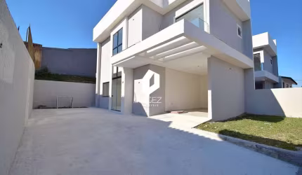 Sobrado com terraço amplo, 04 vagas, quintal e 03 quartos 01 suíte!