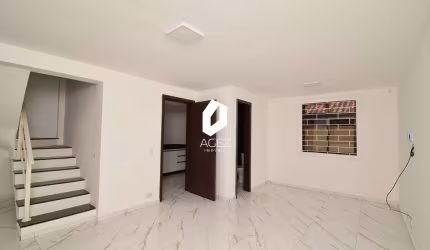 Sobrado em condomínio com 03 quarto sendo uma suíte!
