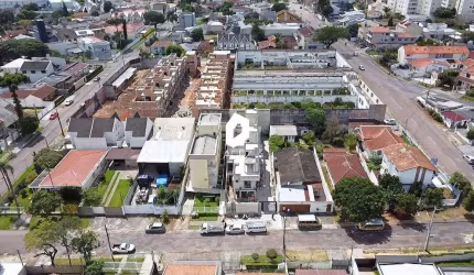 Sobrado em construção no Santa Quitéria, 3 quartos sendo 1 suíte. Terraço amplo