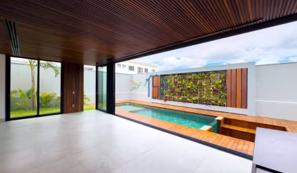 Condomínio Alphaville - Casa Alto Padrão/Casa no Alphaville Catuana  Um imóvel incrível, com padrão de acabamento de 1ª qualidade, ideal para famílias que buscam conforto, segurança e privacidade.