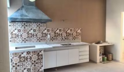 Casa à venda Jardim aeroporto Marília,sendo 3 dormitorios e uma suíte,pé direito alto,porcelanato,área gourmet com churrasqueira e portão eletrônico,próximo a comércios.