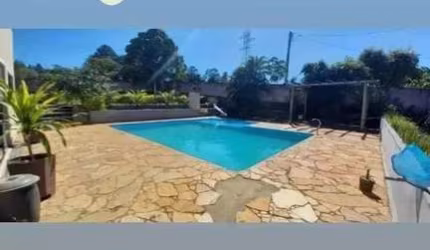 Chácara á venda  em Marília ,Recreio  Vale do sol com 5.000 m2, casa com 3 dormitórios sendo 1 suíte,piscina,play graund,poço artesiano.