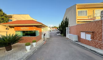 Residência de Luxo: Sobrado Exclusivo em Condomínio Fechado