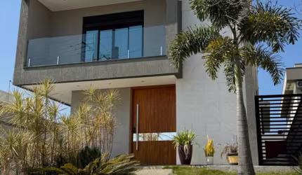 Amplo Sobrado com Garagem Subterrânea e Piscina com Hidromassagem. 