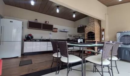 Casa belíssima mobiliada , climatizada e pronta para morar a venda.