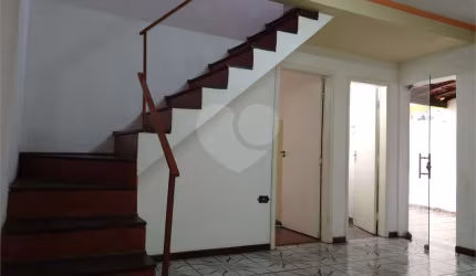 Sobrado com 5 dormitórios.