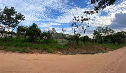 Terreno com 3.075,00 m² de área total.