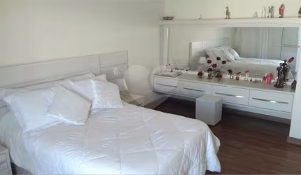 Sobrado no Condomínio Damha III .
