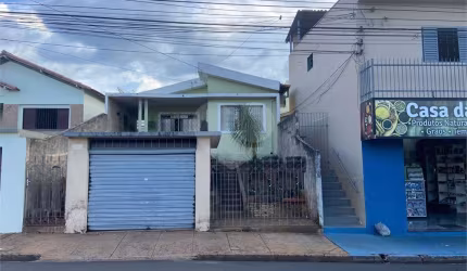 Casa térrea com 3 dormitórios.