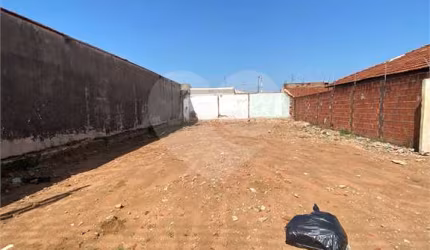 Terreno com 300,00 m² de área total.
