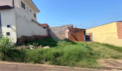 Terreno plano  contendo 150,00 m² de área total.