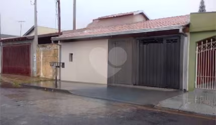 Casa térrea com 2 dormitórios.