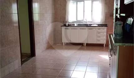 Casa térrea com 3 dormitórios.