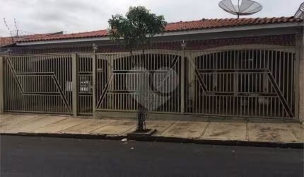 Casa térrea com 3 dormitórios, sendo 2 suítes.