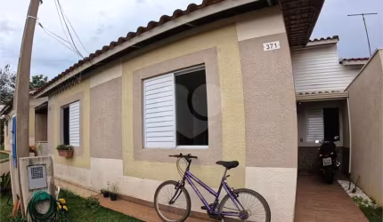 Casa térrea no Condomínio Moradas II.