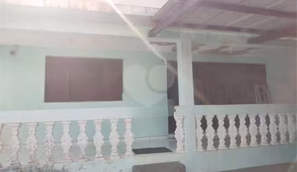 Casa térrea com 2 dormitórios, sendo 1 suíte.
