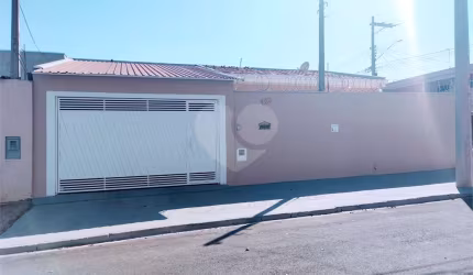 Casa térrea com 2 dormitórios.