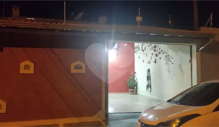 Casa térrea com 2 dormitórios.