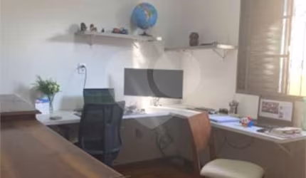 Casa térrea com 3 dormitórios, sendo 1 suíte .