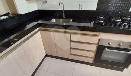 Apartamento no Condomínio Mont Royal .
