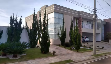 Sobrado no Condomínio Damha III.