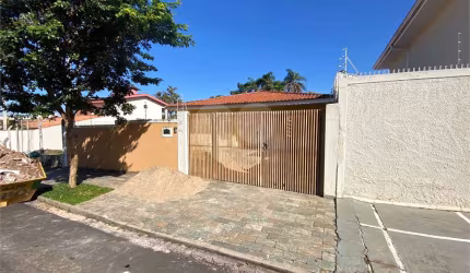 Casa térrea com 3 dormitórios, sendo 1 suíte.