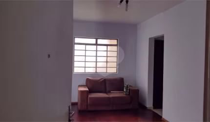 Apto com 2 dormitórios, dois banheiros , e uma garagem.