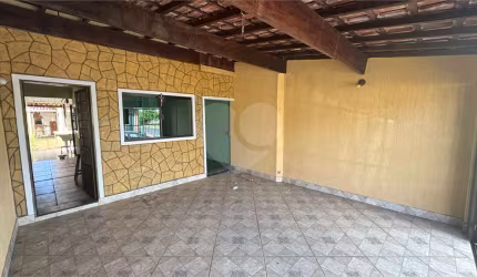 Vende casa na rua principal do Parque Primavera em São Carlos