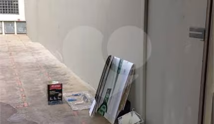 Prédio para venda com 6 kitnets.