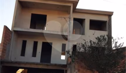 Sobrado em construção no Jardim de Cresci .