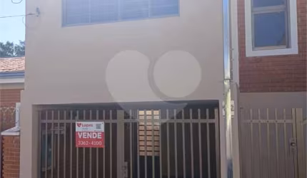 Sobrado para venda.