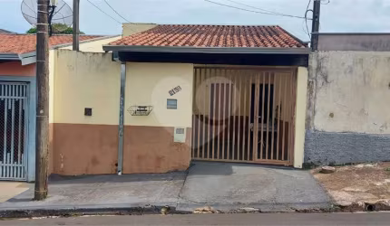 Casa térrea no Jardim Medeiros.