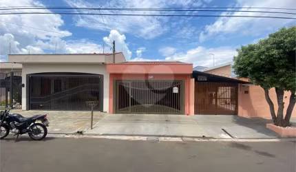 Casa térrea no Jardim Beatriz.
