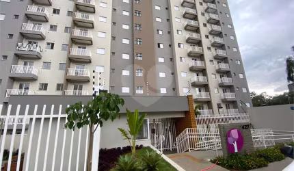 Apartamento no Condomínio Parque dos Jacarandás.