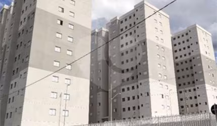 Apartamento no Condomínio Parque dos Manacás.
