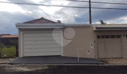 Linda casa no residencial Douradinho com 2 quartos sendo uma suíte master com  closet