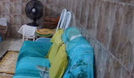 Casa térrea com 2 dormitórios.