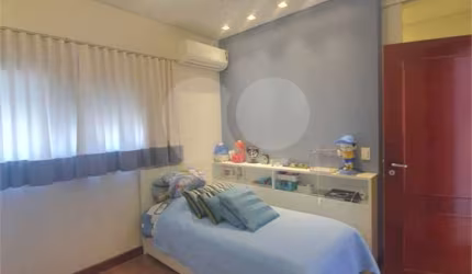 Sobrado no Condomínio Damha II.