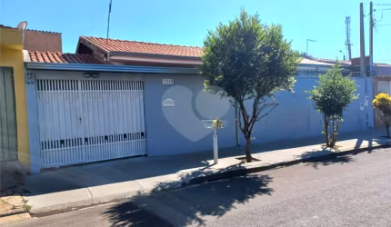 Casa Térrea com 3 dormitórios, sendo 1 suíte.