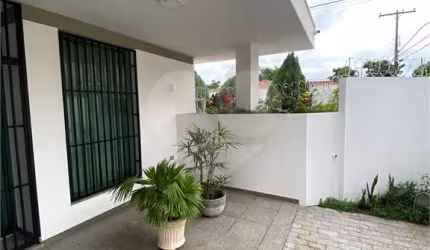 Casa Térrea com 3 suítes, sendo 1 suíte master.