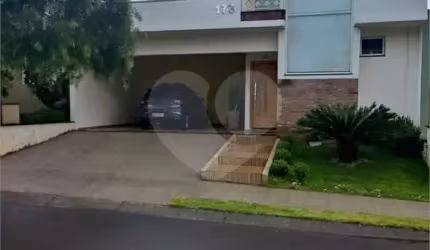 Sobrado a venda no Condomínio Village Damha II