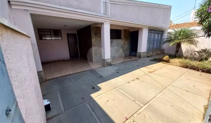 Casa Térrea com 3 dormitórios, sendo 1 suíte.