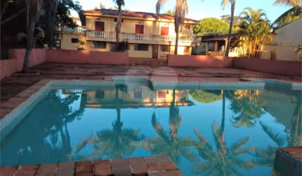 Casa Térrea com 3 dormitórios, sendo 1 suíte.